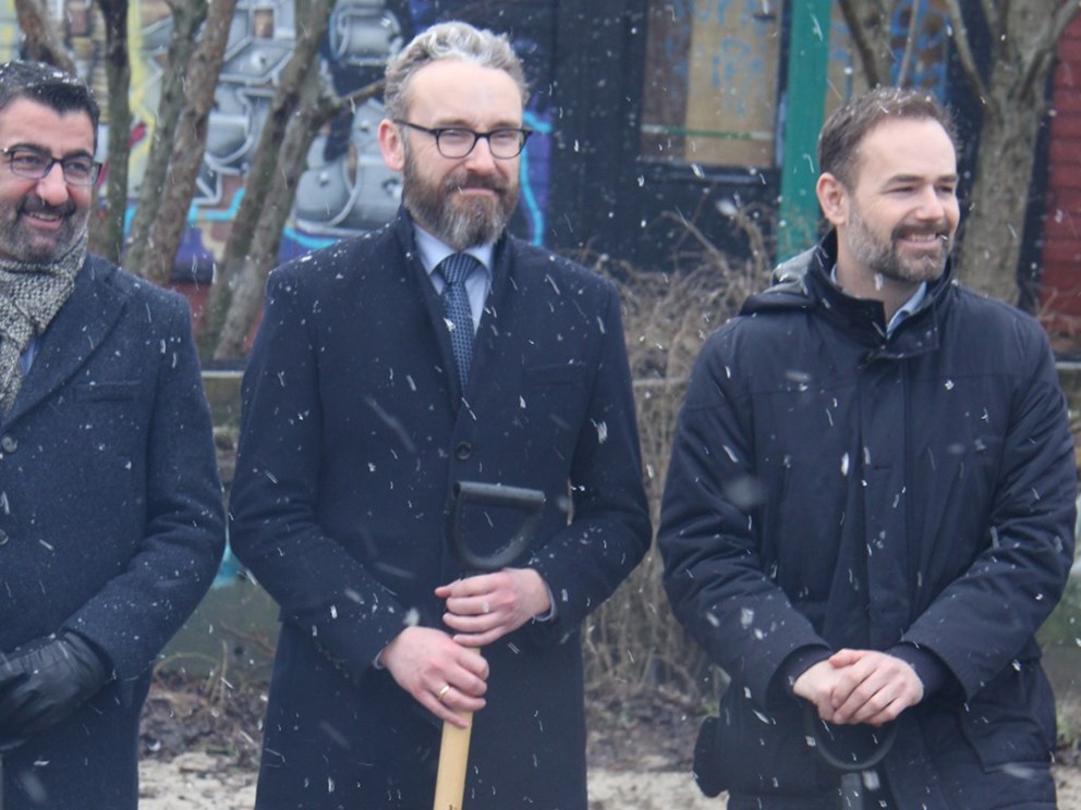 Bünyamin Simsek til venstre, Ole Birk Olesen i midten med en spade i hænderne, og til højre Jacob Bundsgaard