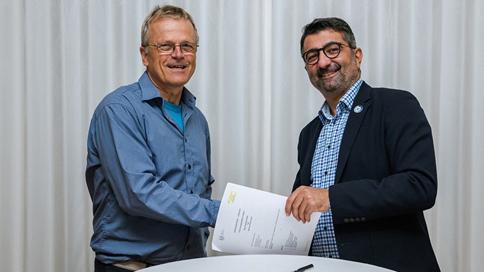 Bygningsstyrelsens Bjarne Dalgaard og rådmand for Teknik og Miljø i Aarhus Kommune Bünyamin Simsek giver hånd på aftalen