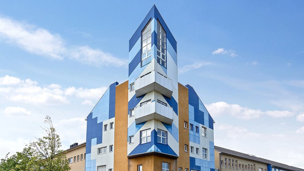 Engelholm Allé 1, Høje Taastrup med sin markante facade i tre blå nuancer. På hjørnet af bygningen er der bygget en spids på, der har et større glasparti isat.