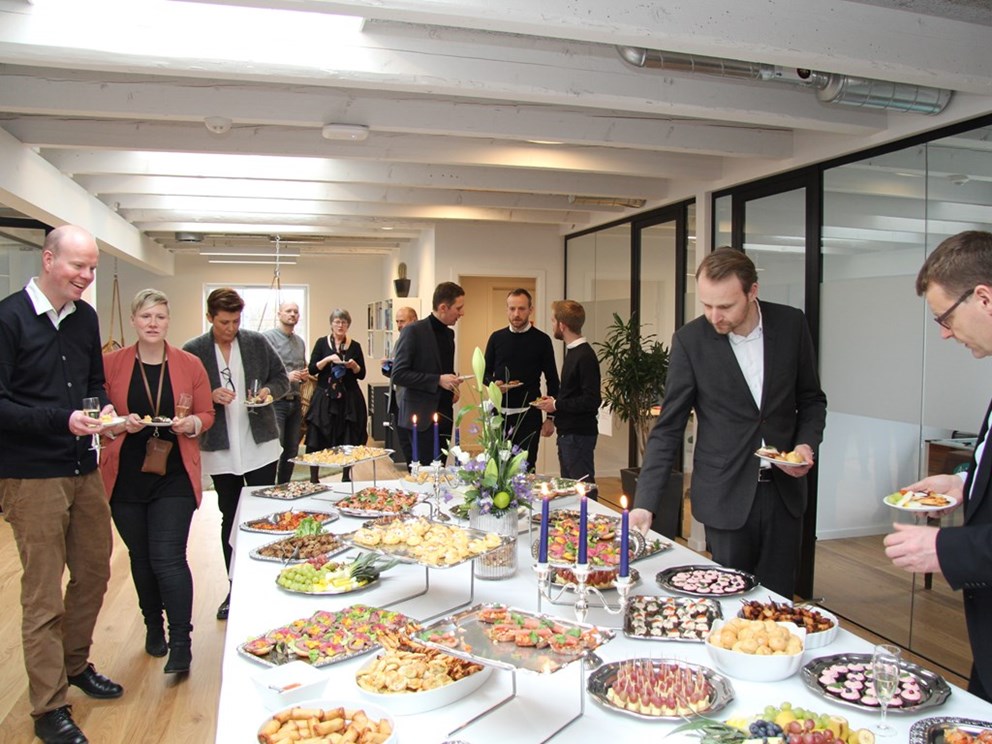 Deltagere og buffetbord ved indvielse af Bygningsstyrelsens kontor i Skanderborg