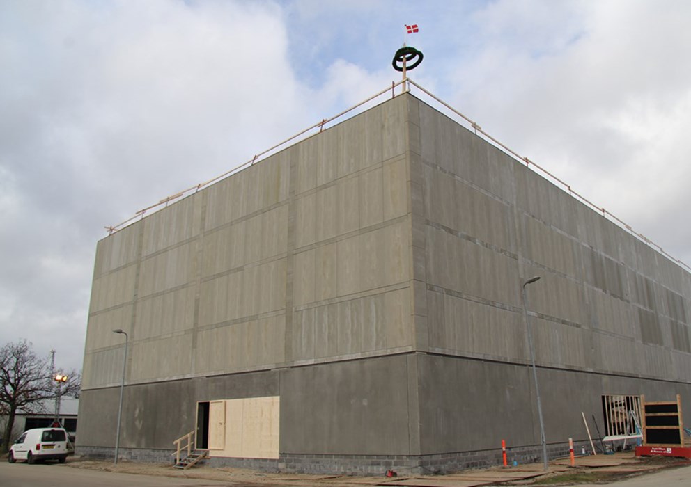 Den rå bygning til DTU Vindenergi med kransen og flaget hejst