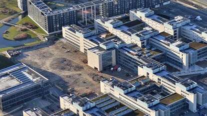 Luftfoto over Københavns universitets Søndre Campus med byggefeltet til den kommende Karen Blixens Plads