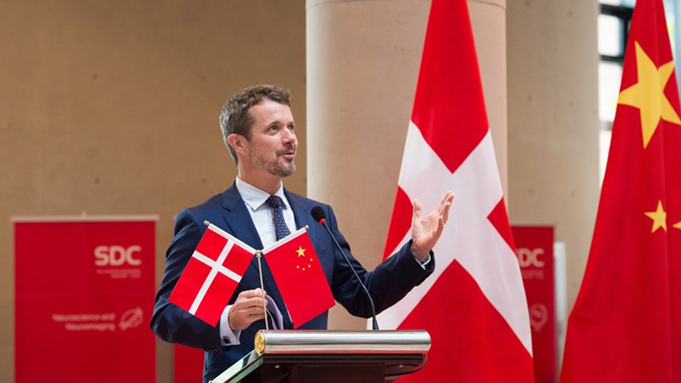 H.K.H. Kronprins Frederik holder tale. Til højre i billedet ses det danske og det kinesiske flag, ligesom de også står på talerpulten.