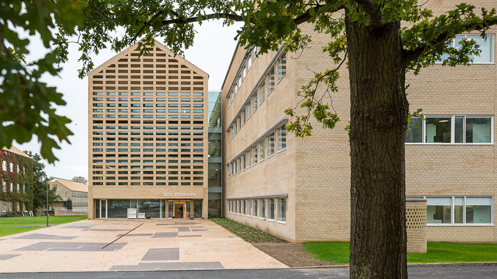 Den nye bygning er i samme karakteristiske gule mursten som det øvrige Aarhus Universitet
