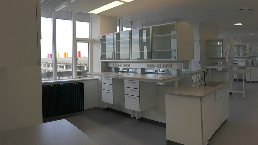 Renovereret laboratorie i Panum-bygningen med udsigt over tagene på Panum