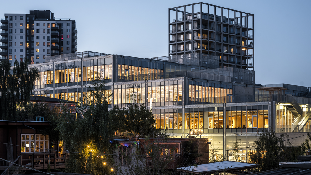 Den nye arkitektskole i Aarhus oplyst i aftenmørke