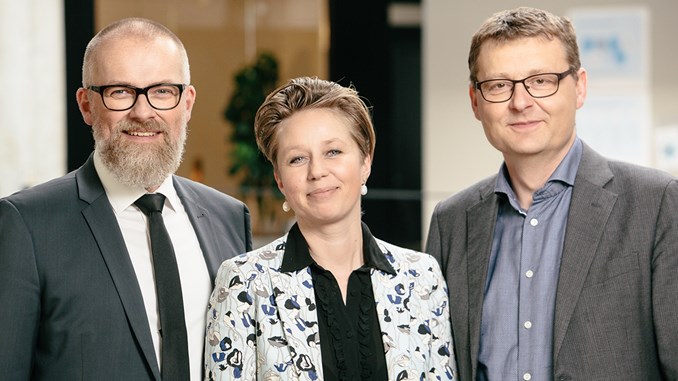 Pressefoto af direktionen i Bygningsstyrelsen med Rasmus Brandt Lassen til venstre, Signe Primdal Lyndrup i midten og Kristian Lyk-Jensen til højre