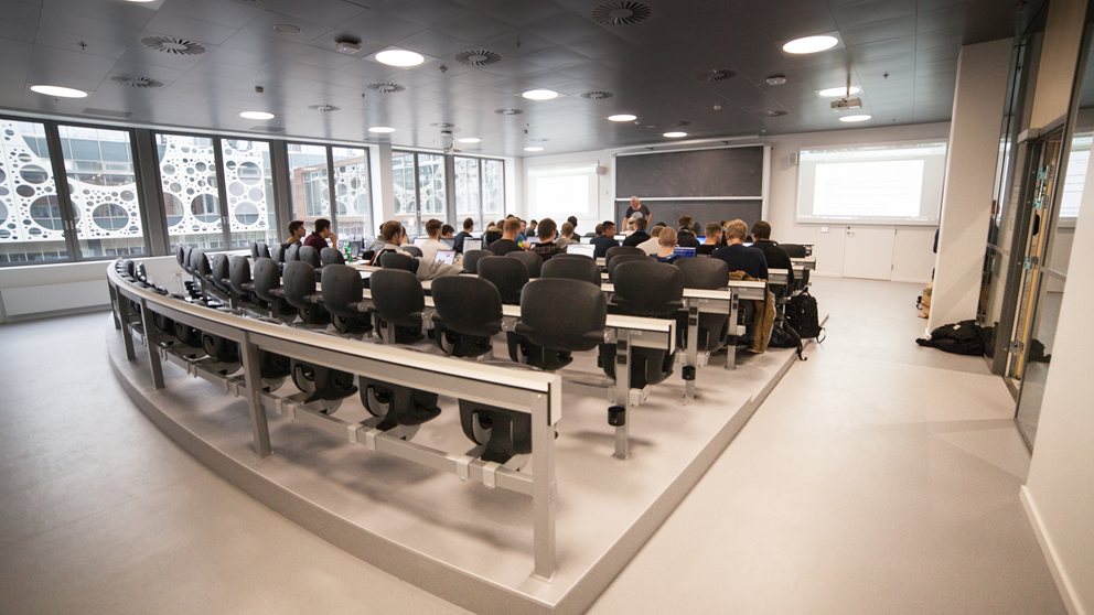 Undervisningslokale i bygning 44 på Syddansk Universitet i Odense. Stolerækkerne er placeret på et mindre plateau i midten af lokalet
