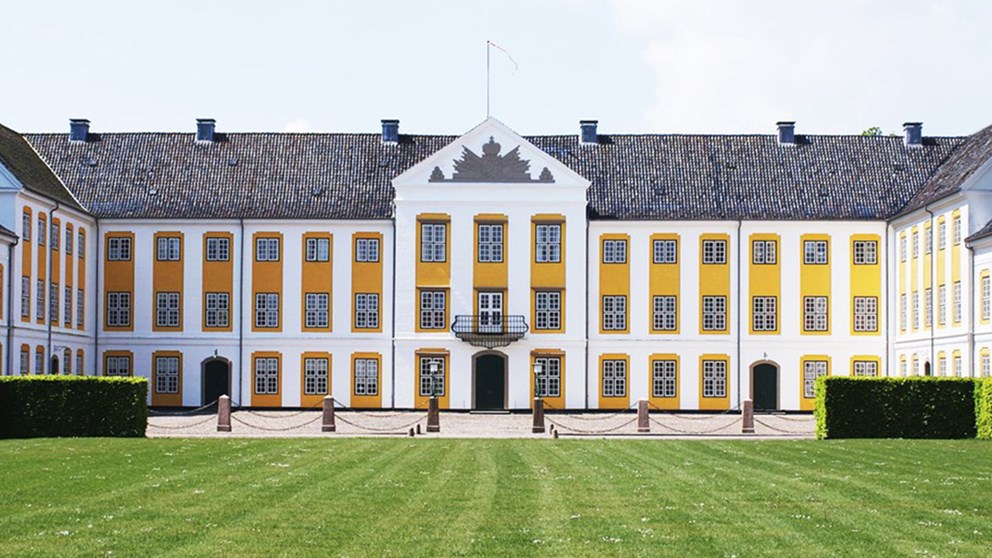 Augustenborg Slots hovedindgang med forplads og grønt areal foran