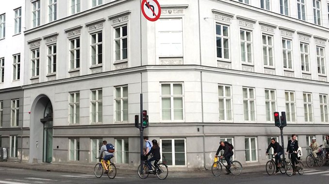 Stormgade 2-6 i København med hvid facade og lysegrå sokkel i kælderniveauet