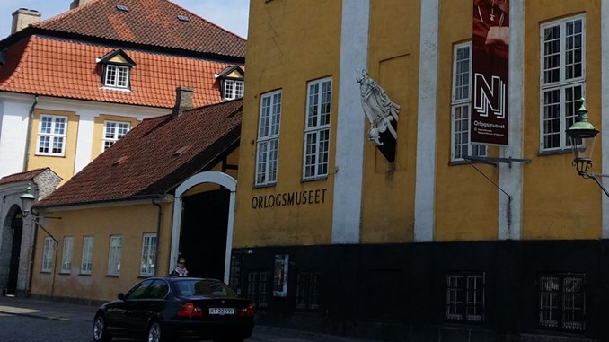 Den gule og hvide facade med høj sort sokkel på Ovengade oven vandet 58A i København