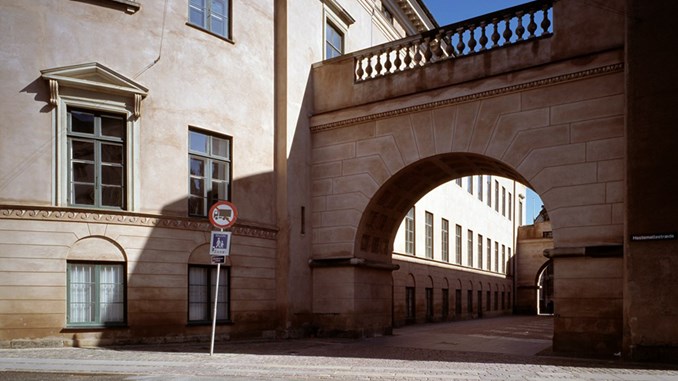 Indgangsport til sidepassagen ved Domhuset, Nytorv, København