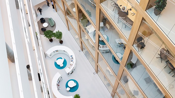 Bygningsstyrelsens hovedkontor på Kalvebod Brygge i København der er fleksibelt indrettet, her ses reoler og uformelle mødesteder som mindre sofagruppe