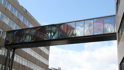 Gangbroen fra Pharma Science Building med kunstværket &apos;Broen&apos; på gangbroens glasvægge