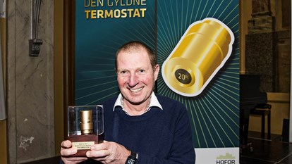 Bjarne Sigvard smiler med prisen Den Gyldne Termostat i hænderne
